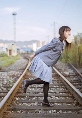 裙子里的是怪兽