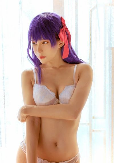 美女把胸全部露出
