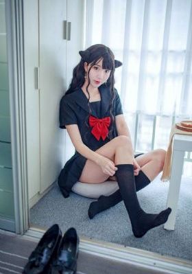 美女在床上打扑克